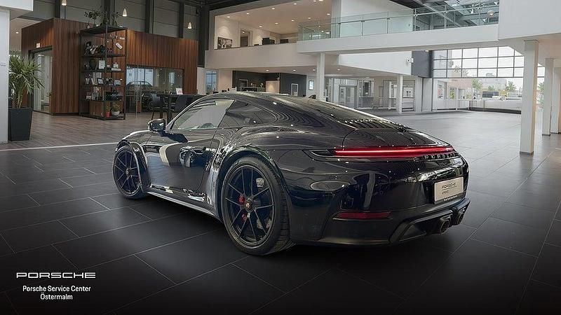 Begagnad Porsche 911 Carrera 4 GTS 485 HK (356 kW) 2024 Svart