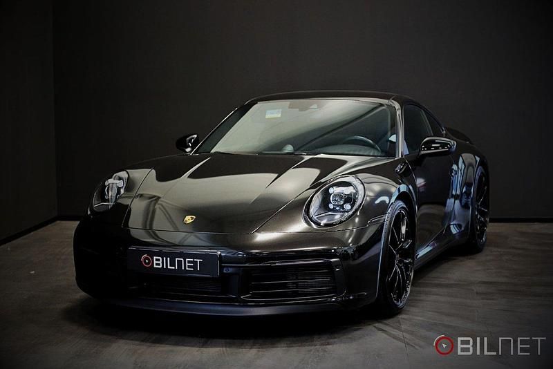 Mörkgrå (grå) Begagnad 2020 Porsche 911 Carrera 4S Chrono Sportkupé | 1 469 900 kr (Marknadspris) - Bild 1/4