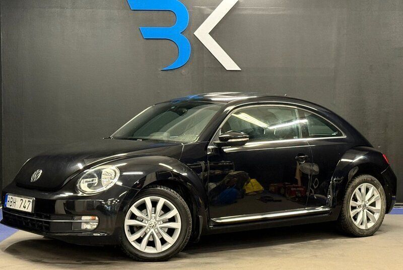 Svart Begagnad 2012 VW Beetle Design Halvkombi | 89 900 kr (Marknadspris) - Bild 1/4
