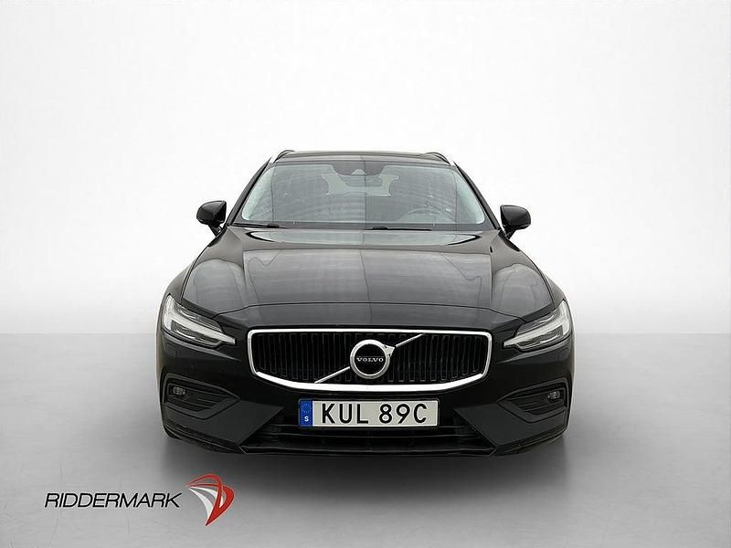 Begagnad Volvo V60 Momentum 197 HK (144 kW) 2020 Svart Kombi