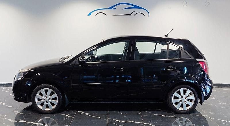 Svart Begagnad 2009 Kia Rio 4 Halvkombi | 34 900 kr (Marknadspris) - Bild 1/4