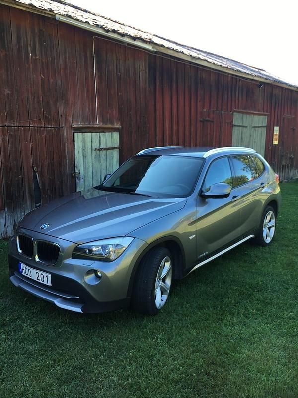 Grå metallic Begagnad 2010 BMW X1 SUV | 74 900 kr (Lite dyr) - Bild 1/4