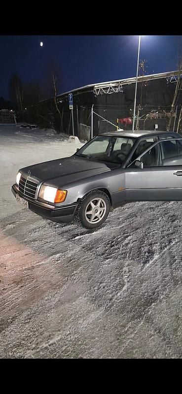 Begagnad Mercedes E200 118 HK (86 kW) 1990