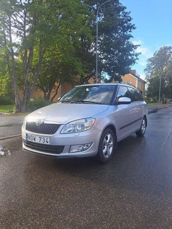 Silver Begagnad 2013 Skoda Fabia Elegance Kombi | 75 000 kr (Dyr) - Bild 1/4