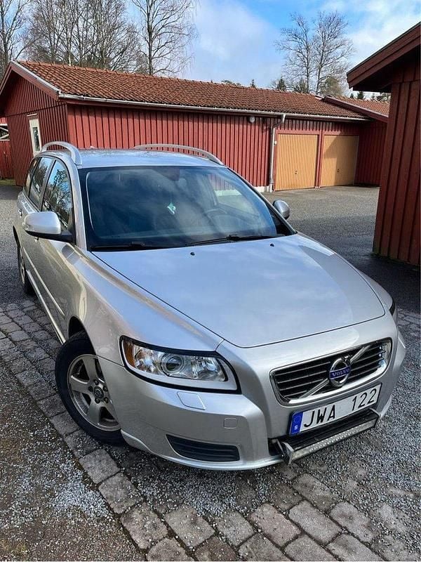 Grå Begagnad 2012 Volvo V50 Kinetic Kombi | 40 900 kr (Marknadspris) - Bild 1/4