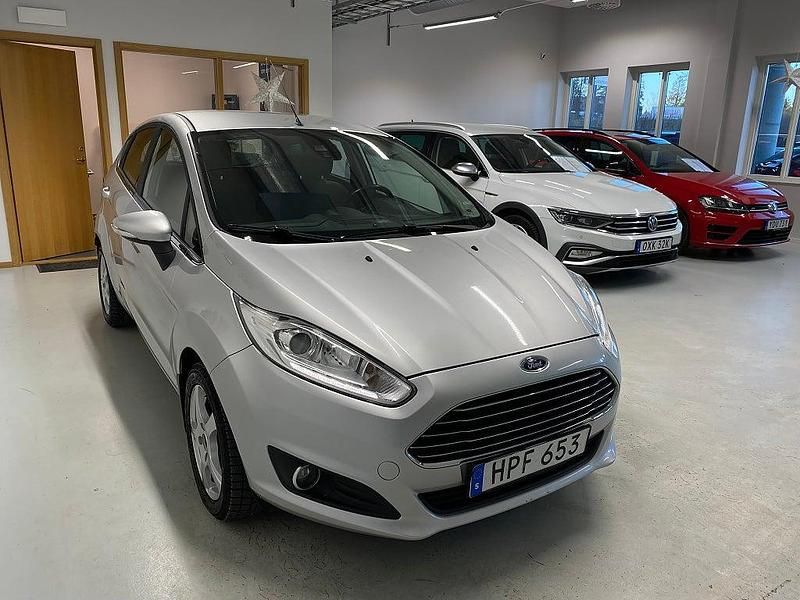 Begagnad Ford Fiesta Titanium 101 HK (74 kW) 2014 Grå Halvkombi