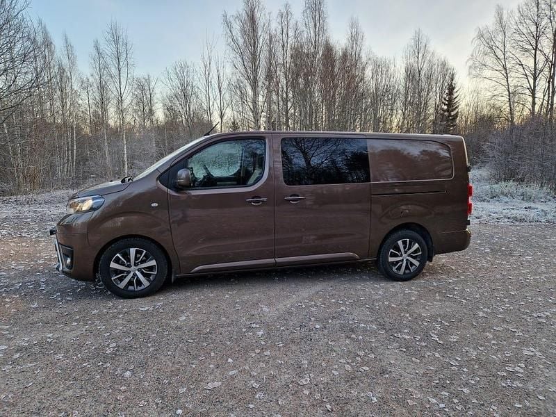 Brun metallic Begagnad 2021 Toyota Proace Van | 285 000 kr (Marknadspris) - Bild 1/4
