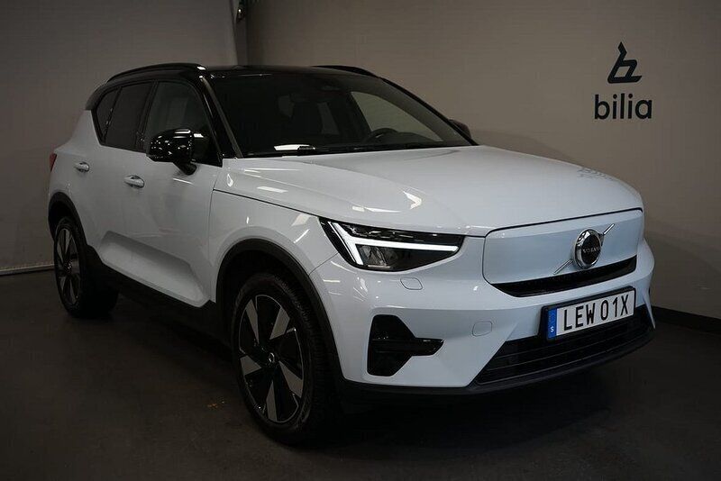 Ljusblå Begagnad 2023 Volvo XC40 Core SUV | 409 900 kr - Bild 1/3