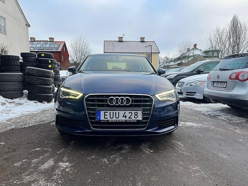 Blå Begagnad 2015 Audi A3 Attraction Sedan | 129 500 kr (Marknadspris) - Bild 1/4
