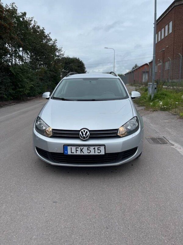 Silver Begagnad 2013 VW Golf VII Style Kombi | 85 900 kr (Marknadspris) - Bild 1/4