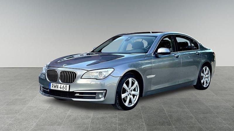 Grå Begagnad 2013 BMW 730 Sedan | 109 900 kr (Dyr) - Bild 1/4