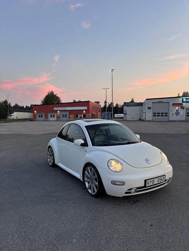 Vit Begagnad 2001 VW Beetle Highline Halvkombi | 35 000 kr (Bra pris) - Bild 1/4