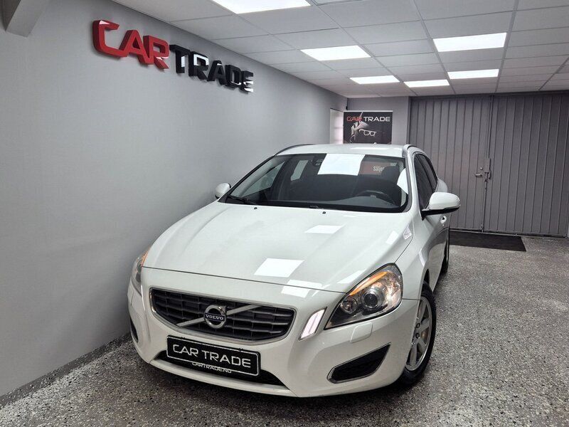 Vit Begagnad 2012 Volvo V60 Momentum Kombi | 84 900 kr (Bra pris) - Bild 1/4