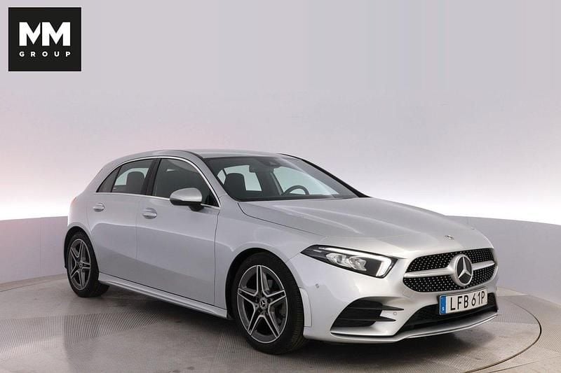 Silver Begagnad 2022 Mercedes A180 AMG Halvkombi | 279 000 kr (Marknadspris) - Bild 1/4