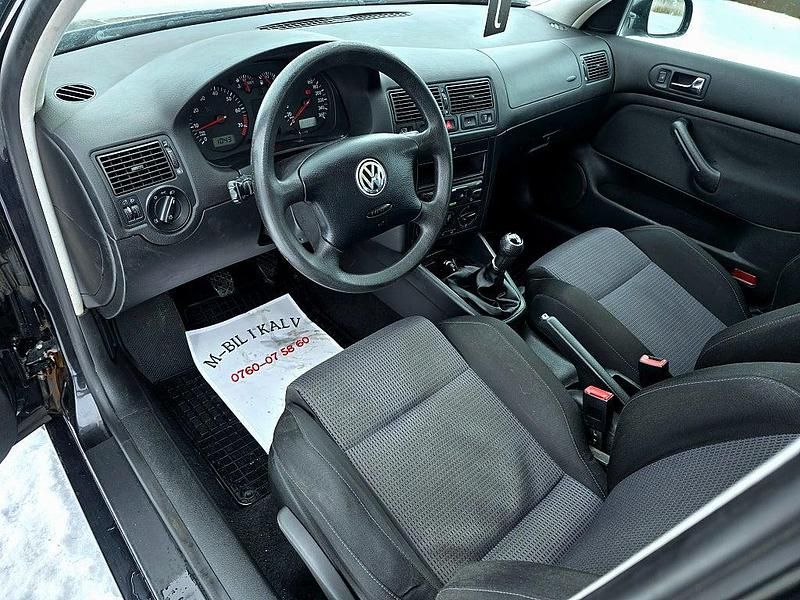 Begagnad VW Golf IV Trendline 105 HK (77 kW) 2002 Svart Halvkombi