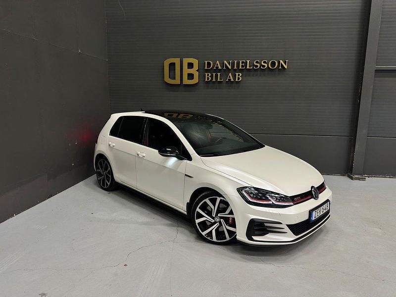 Röd Begagnad 2018 VW Golf VII GTI Halvkombi | 239 800 kr (Marknadspris) - Bild 1/4