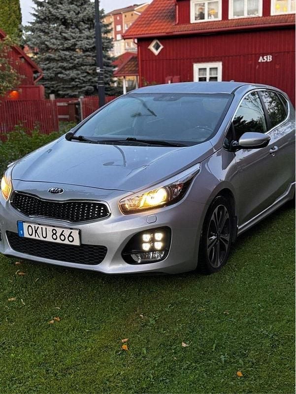 Grå Begagnad 2017 Kia Ceed GT-Line Halvkombi | 147 000 kr (Marknadspris) - Bild 1/4