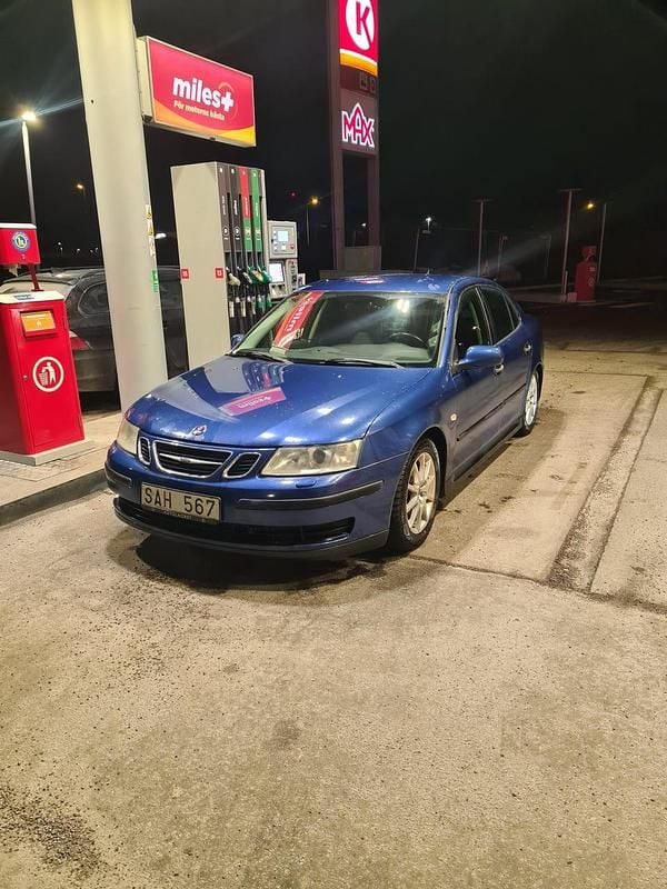 Metallic blå Begagnad 2003 Saab 9-3 Sedan | 15 500 kr (Marknadspris) - Bild 1/4