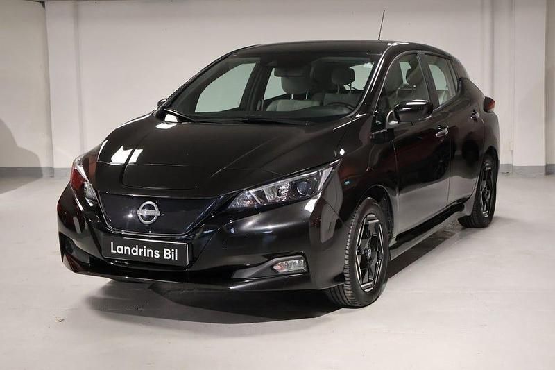 Svart Begagnad 2022 Nissan Leaf Acenta Halvkombi | 199 500 kr (Lite dyr) - Bild 1/4