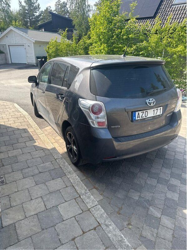 Grå Begagnad 2010 Toyota Verso Minibuss | 30 000 kr (Superpris) - Bild 1/3