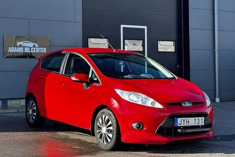 Begagnad Ford Fiesta 82 HK (60 kW) 2009 Röd Halvkombi