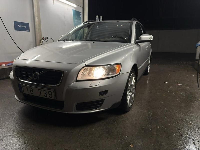Grå Begagnad 2008 Volvo V50 Momentum Kombi | 24 800 kr (Bra pris) - Bild 1/4