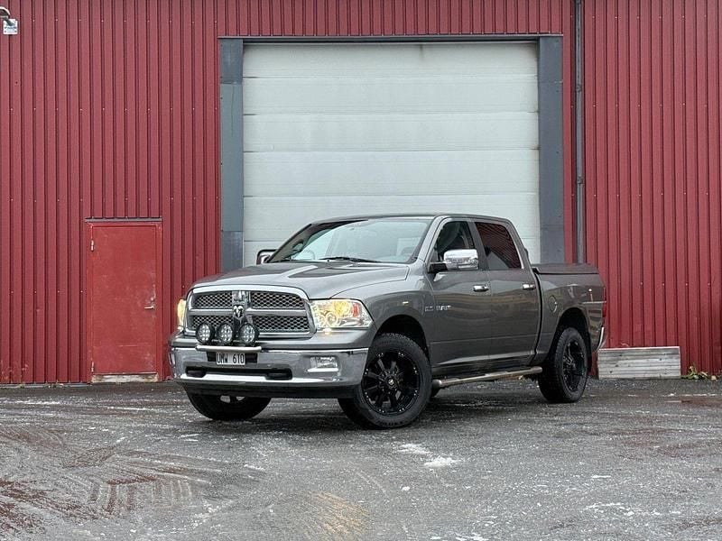 Ljusgrå (grå) Begagnad 2010 Dodge Ram Pickup | 229 900 kr (Marknadspris) - Bild 1/4