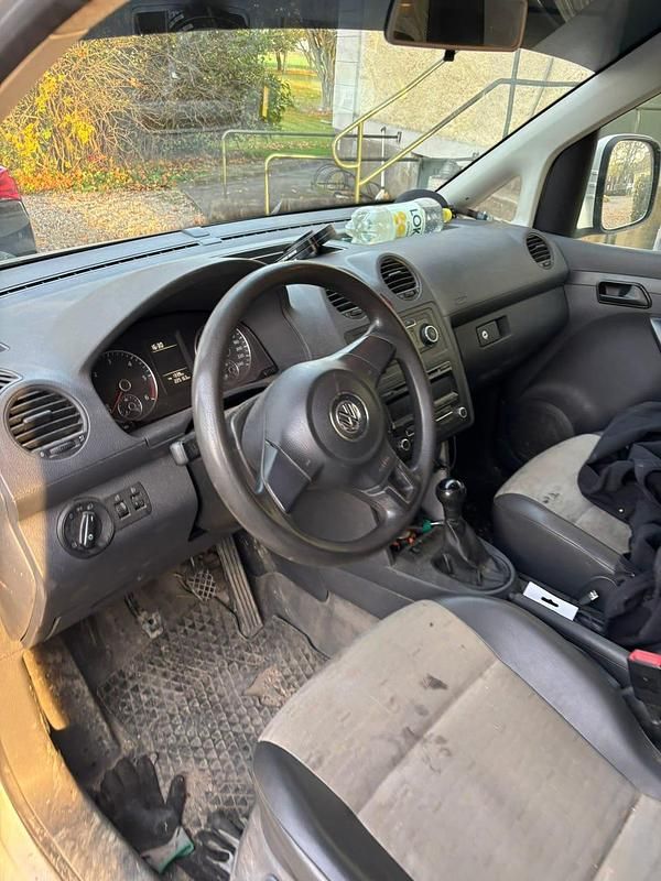 Begagnad VW Caddy 102 HK (75 kW) 2012 Minibuss