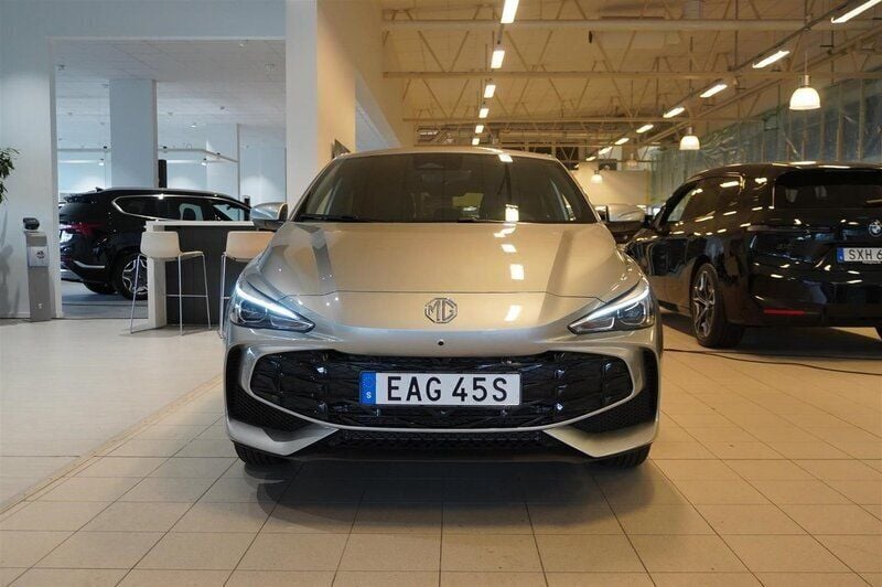Begagnad MG MG3 Luxury 102 HK (75 kW) 2024 Grå/silver Halvkombi