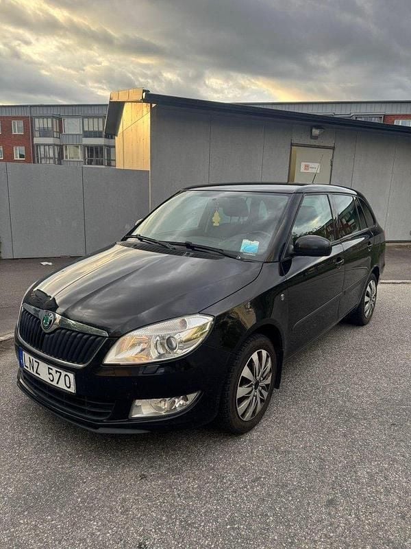 Svart Begagnad 2011 Skoda Fabia Halvkombi | 30 000 kr (Superpris) - Bild 1/4