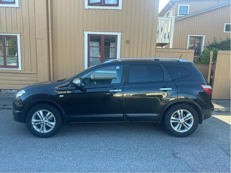 Svart Begagnad 2011 Nissan Qashqai +2 SUV | 65 900 kr (Marknadspris) - Bild 1/4