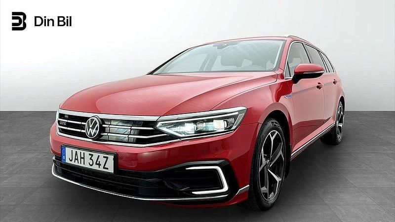 Röd (tornado red) Begagnad 2023 VW Passat Executive Kombi | 399 900 kr (Marknadspris) - Bild 1/4
