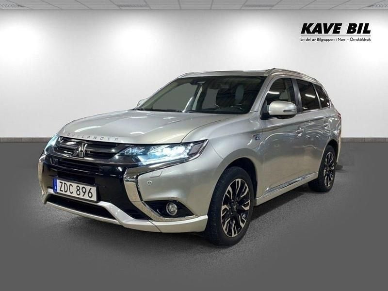 Silver Begagnad 2018 Mitsubishi Outlander SUV | 219 900 kr (Marknadspris) - Bild 1/4