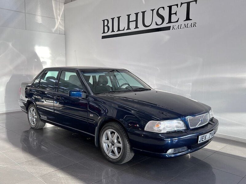 Mörkblå Begagnad 1999 Volvo S70 SE Sedan | 99 900 kr - Bild 1/4