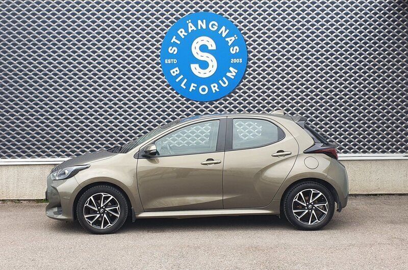 Grön Begagnad 2021 Toyota Yaris Active Halvkombi | 159 000 kr (Marknadspris) - Bild 1/4