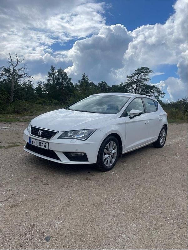 Vit Begagnad 2018 Seat Leon Style Halvkombi | 127 500 kr (Superpris) - Bild 1/4