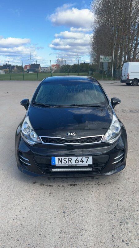Svart Begagnad 2015 Kia Rio Halvkombi | 75 000 kr (Bra pris) - Bild 1/4