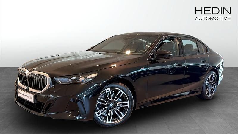 Svart (black) Begagnad 2025 BMW 520 M Sport Sedan | 578 700 kr (Marknadspris) - Bild 1/4