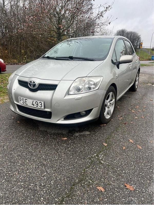 Silver Begagnad 2008 Toyota Auris Halvkombi | 27 500 kr (Bra pris) - Bild 1/2