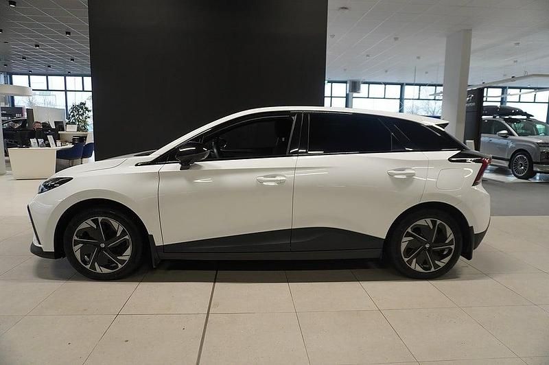Begagnad MG MG4 EV 150 kW (204 HK) 2022 Dover white Halvkombi