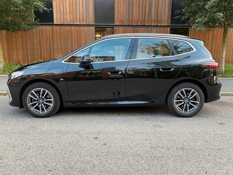 Svart Begagnad 2023 BMW 225 Active Tourer M Sport Minibuss | 358 900 kr (Marknadspris) - Bild 1/4