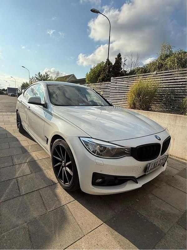 Vit Begagnad 2014 BMW 330 Gran Turismo Sport Line Halvkombi | 160 000 kr (Bra pris) - Bild 1/4