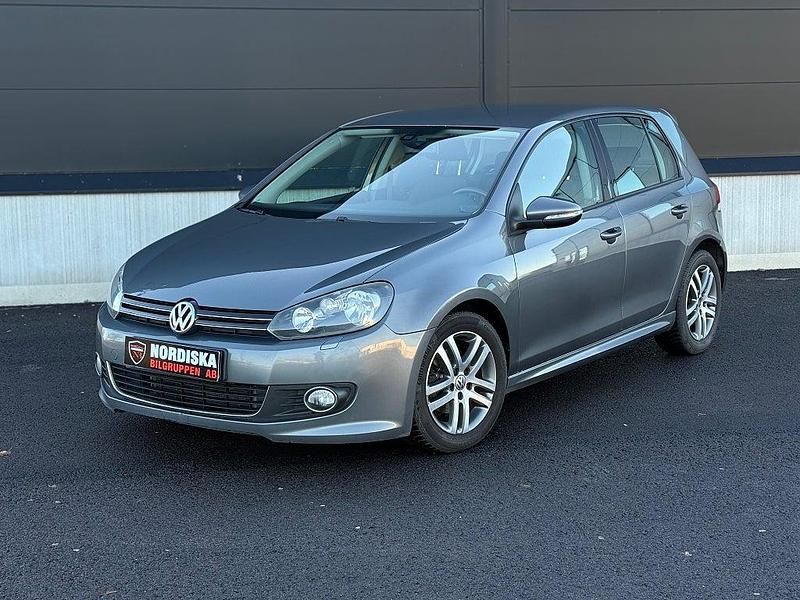 Grå Begagnad 2012 VW Golf VII Halvkombi | 74 800 kr (Marknadspris) - Bild 1/4