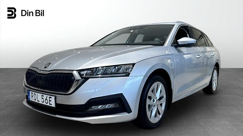 Grå Begagnad 2024 Skoda Octavia Kombi | 319 900 kr (Marknadspris) - Bild 1/4