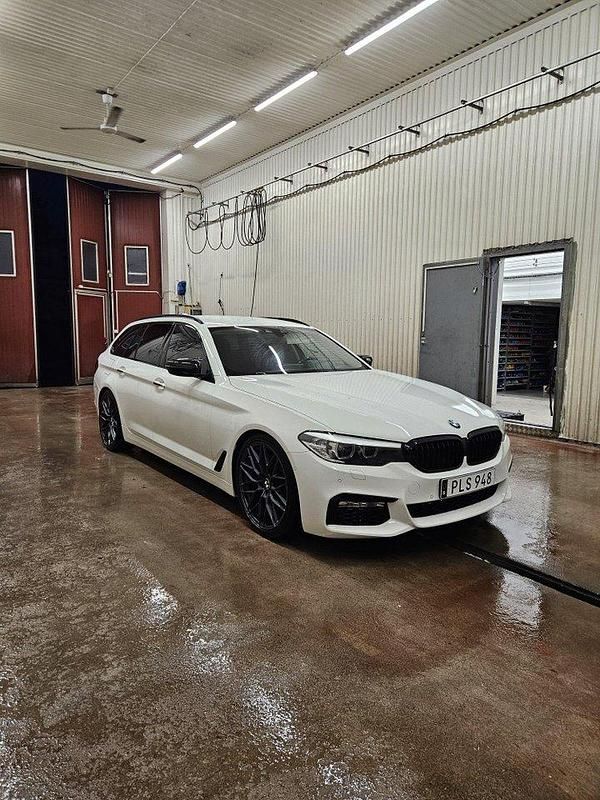 Vit Begagnad 2018 BMW 520 Sport Line Kombi | 265 000 kr (Marknadspris) - Bild 1/4