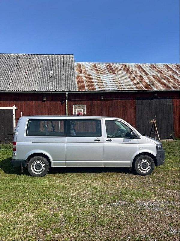 Silver Begagnad 2014 VW Caravelle Trendline Minibuss | 200 000 kr (Marknadspris) - Bild 1/4