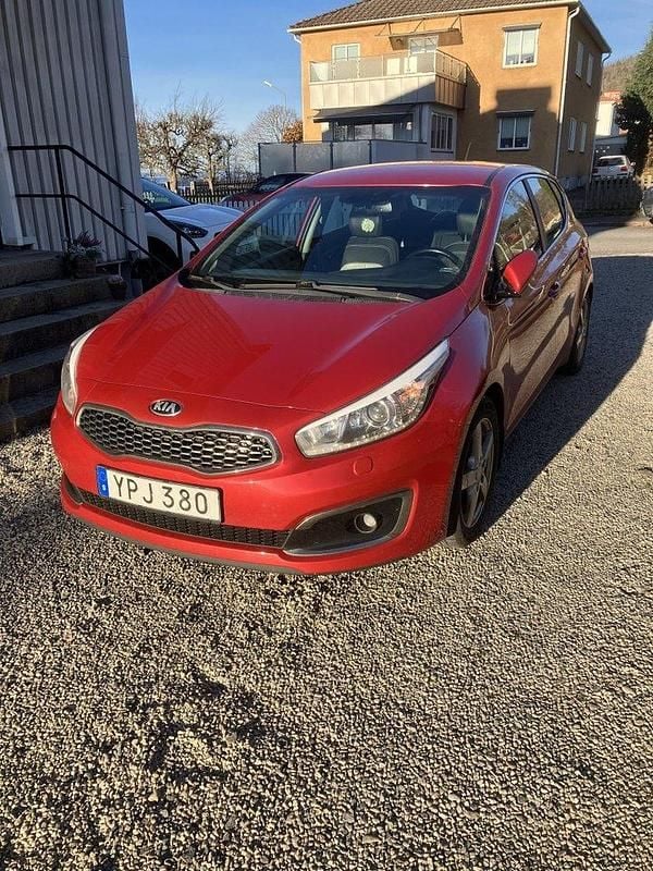 Röd Begagnad 2018 Kia Ceed Halvkombi | 90 000 kr (Marknadspris) - Bild 1/3