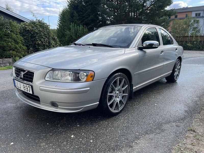 Grå Begagnad 2009 Volvo S60 Sedan | 85 000 kr (Dyr) - Bild 1/4