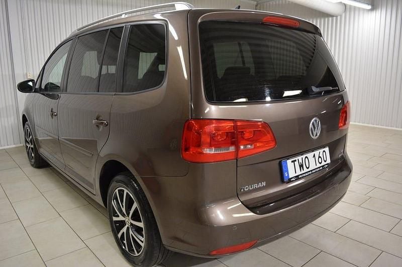 Begagnad VW Touran Comfortline 105 HK (77 kW) 2013 Brun Minibuss