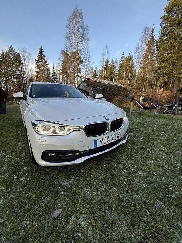 Vit Begagnad 2018 BMW 320 Sport Line Sedan | 230 000 kr (Marknadspris) - Bild 1/4